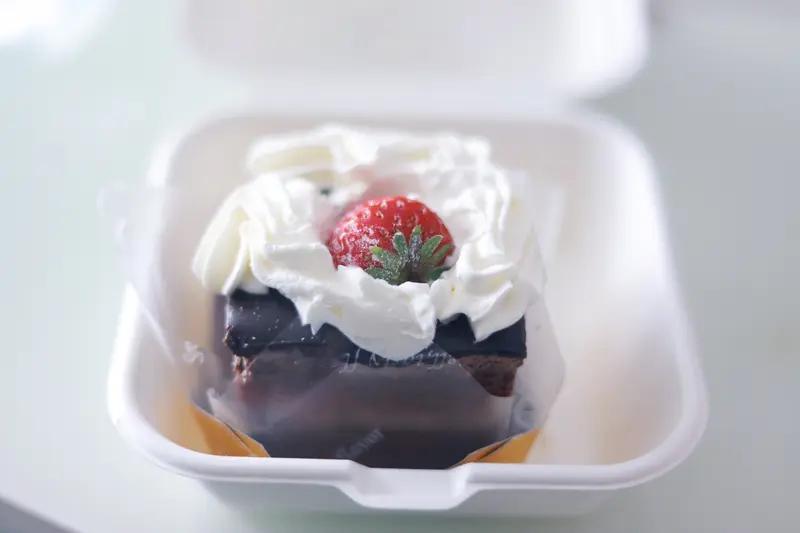 1月5日，外卖刺客？为白吃一口蛋糕  ，男子偷走小区西门口货架上的外卖  ，事主