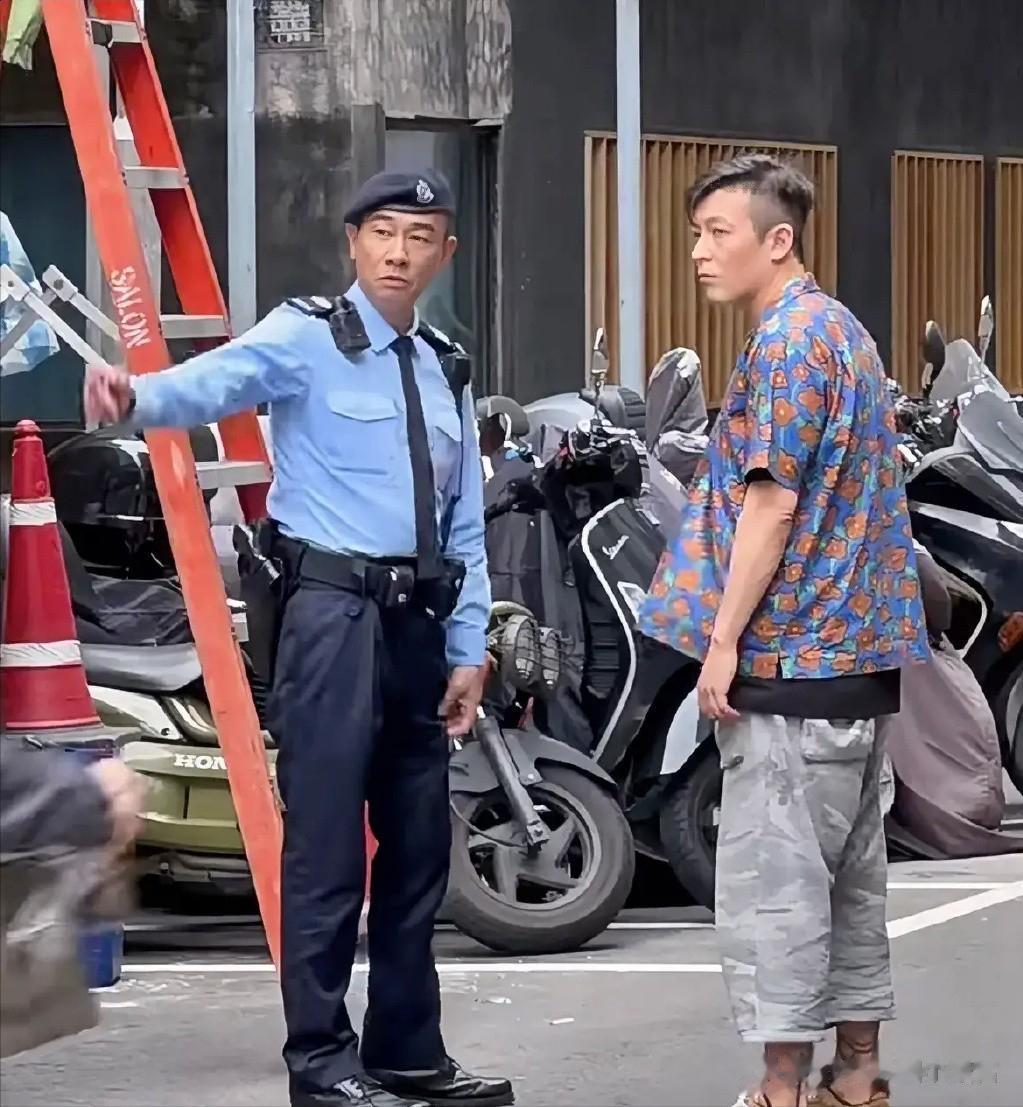 陈小春拍戏偶遇到遛弯的陈冠希，两个人的再次见面，让很多人一下子就回到了多年前，两