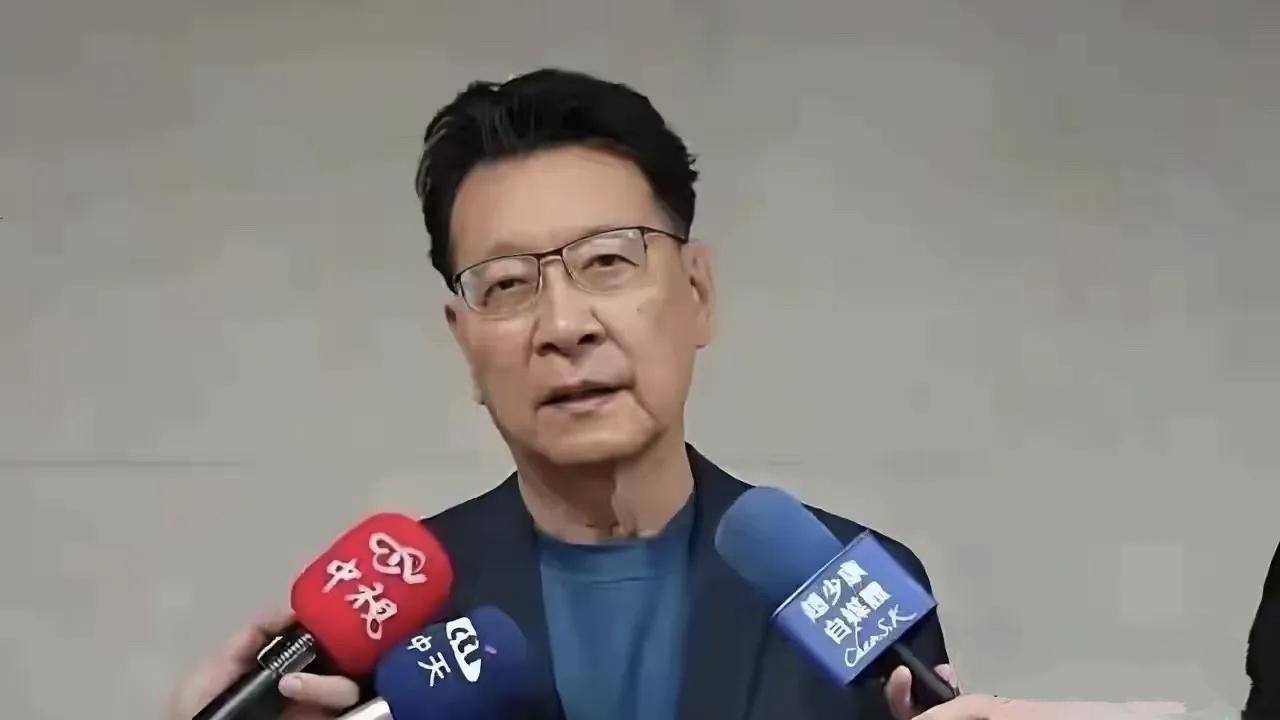 赵少康最近好像发现了一件了不得的事。他发现中国这个社会主义国家，跟别的社会主义国