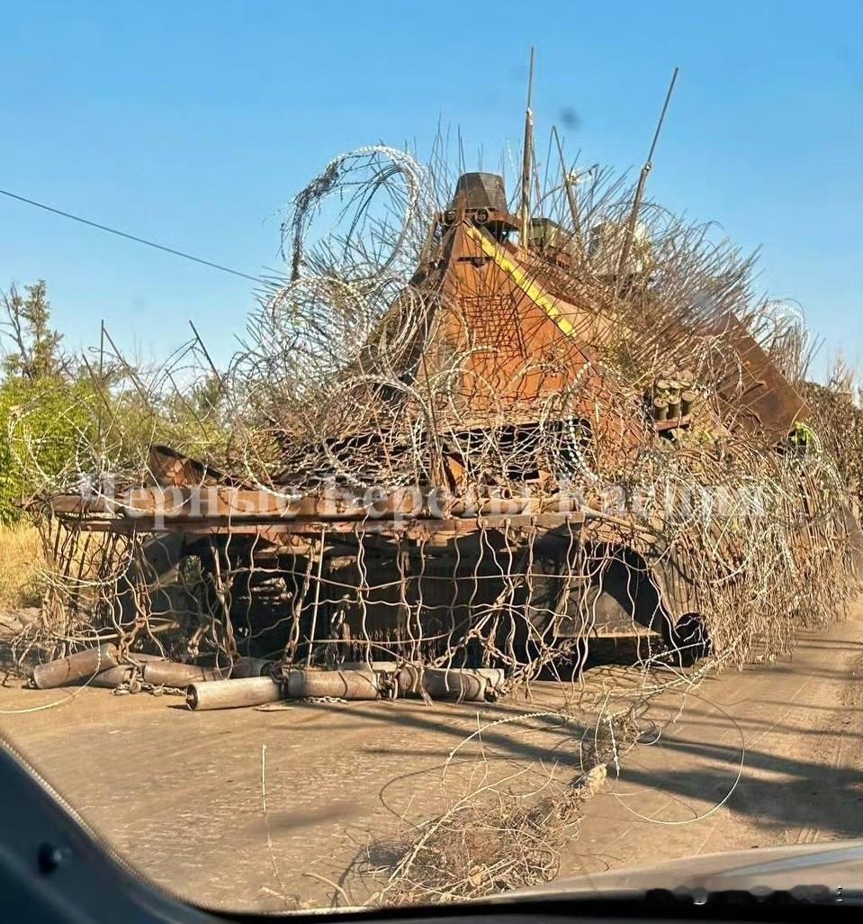 我勒个去，看到俄军前线最新改装的坦克长这样，我属实有点儿绷不住了！[捂脸][捂脸