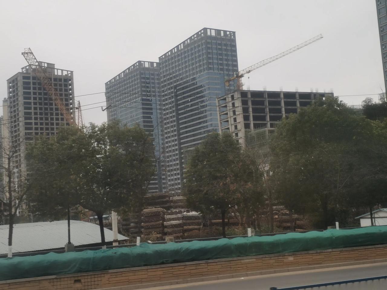 这个烂尾多年，几经复工又停工的誉峰国际本来2021年再次复工的，到前年年底前再次