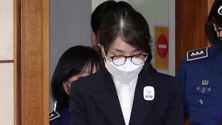 金建希卖官鬻爵案二审被判5年首尔中央地方法院今年6月26日就该案进行一审宣判，判