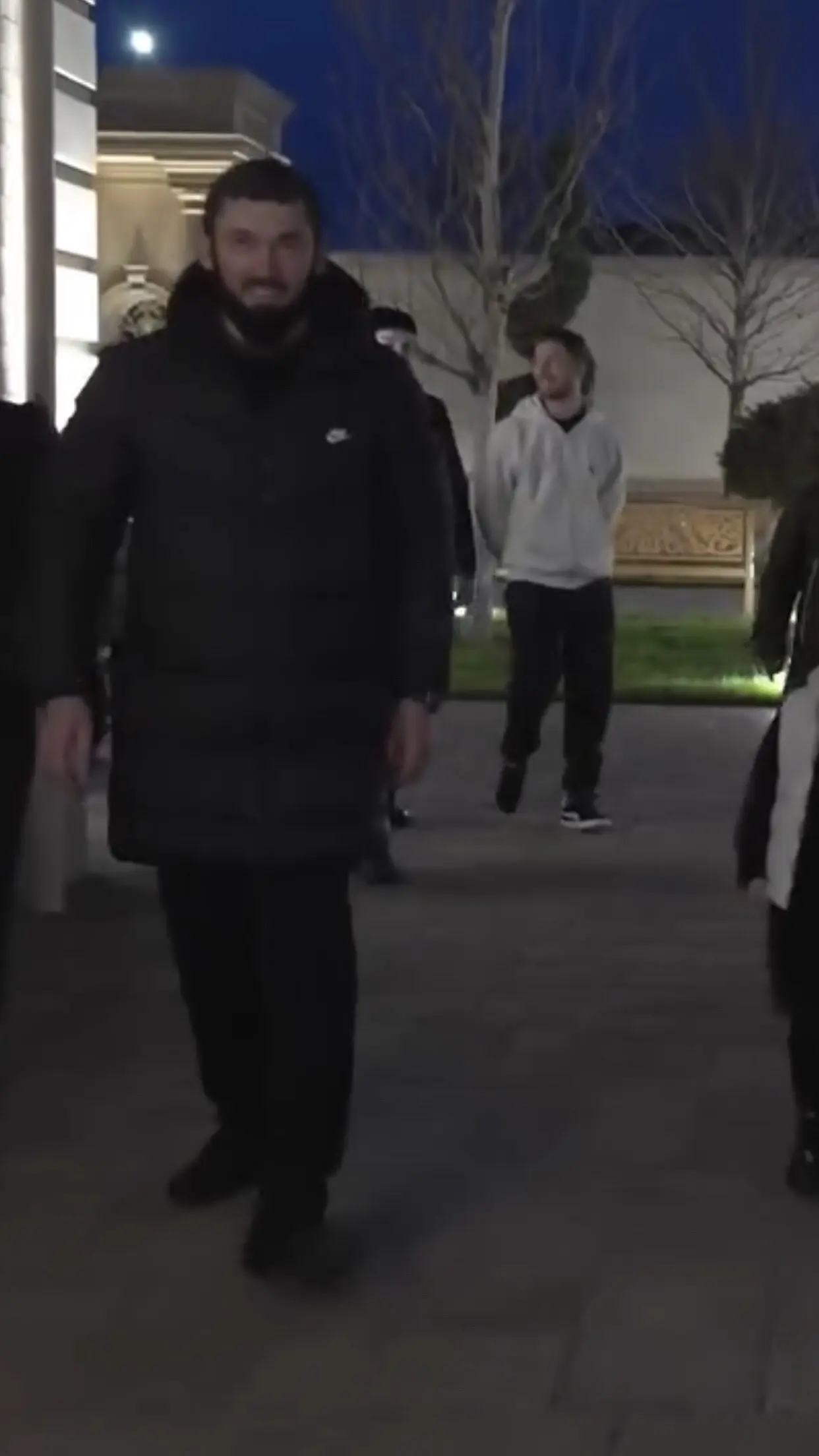 阿里这次也有去总理家做客。不过他是跟着小青梅的叔叔一起来的，记得上次阿...