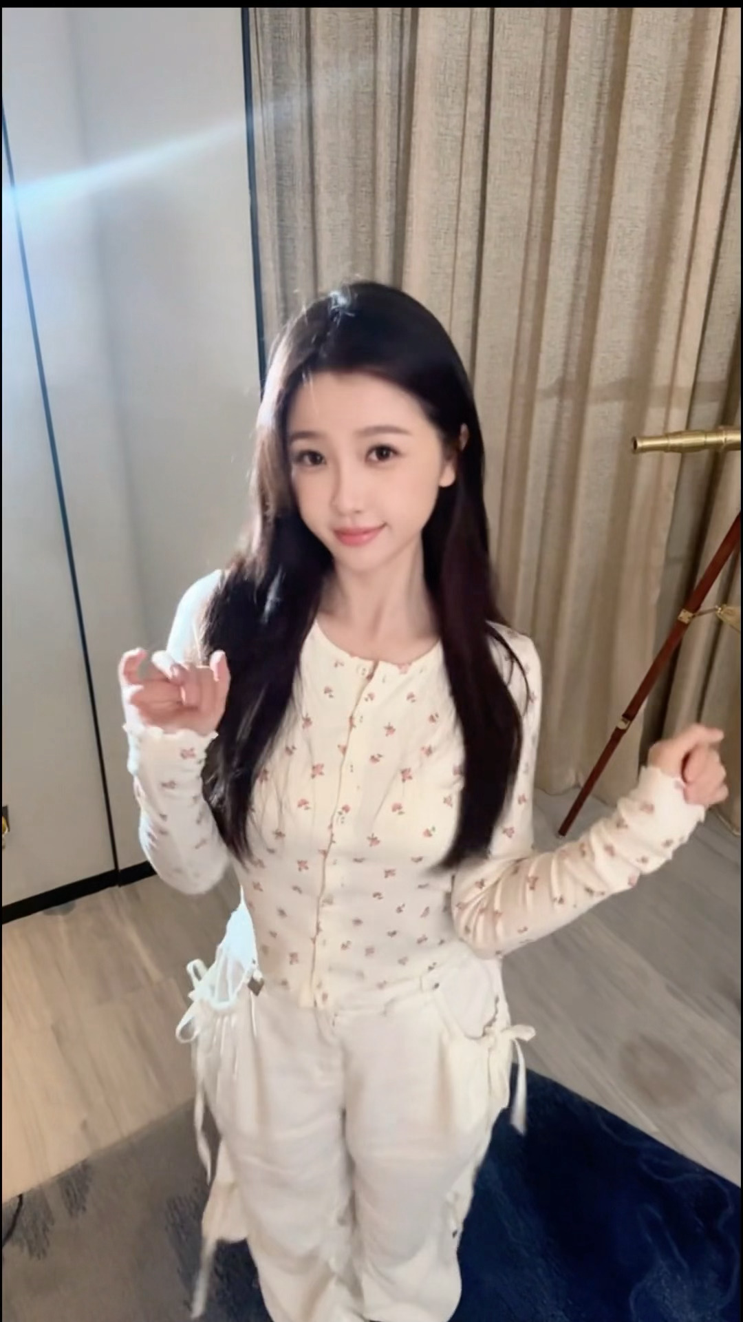 今天这套让我想起了之前的跺脚舞 萌晕 