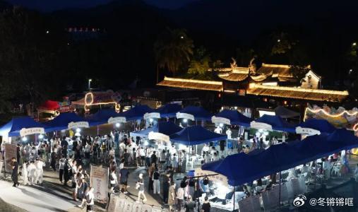 临海中医药文化夜市出圈惠民临海中医药夜市太贴心，义诊理疗药膳全都有，亲手做草药手