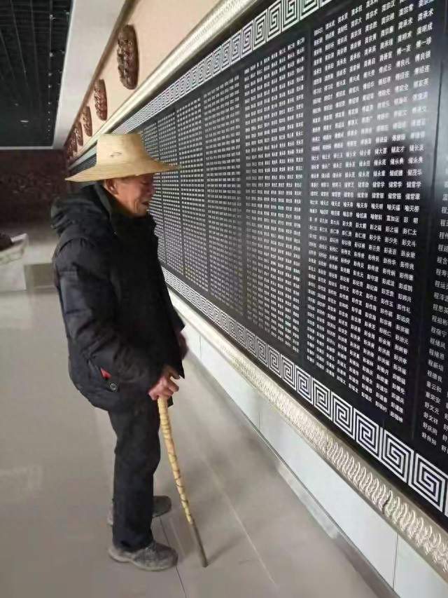 一声爷爷喊给四位陌生人，这面英烈墙藏着最戳人的故事