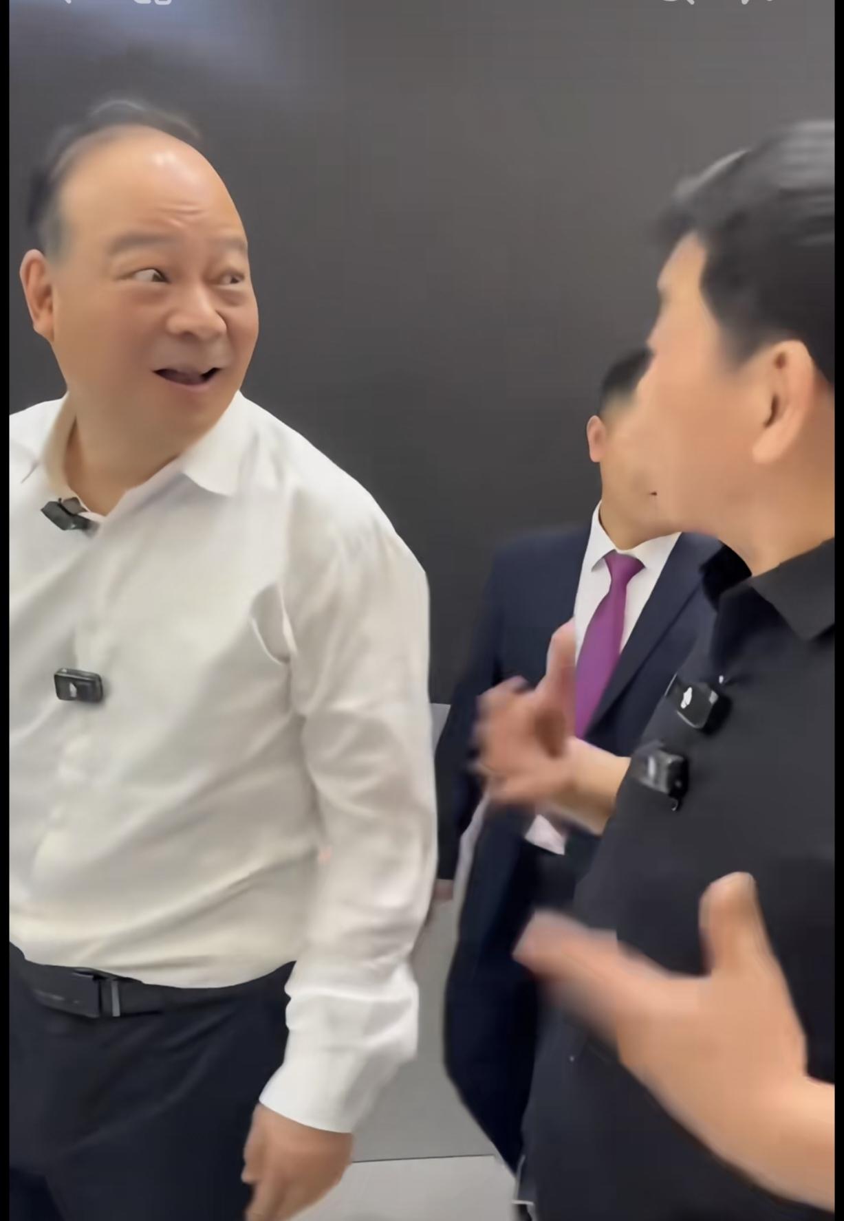 魏建军说了啥，曾毓群眼睛都瞪大了。
在2026北京车展上，魏建军与宁德时代董事长