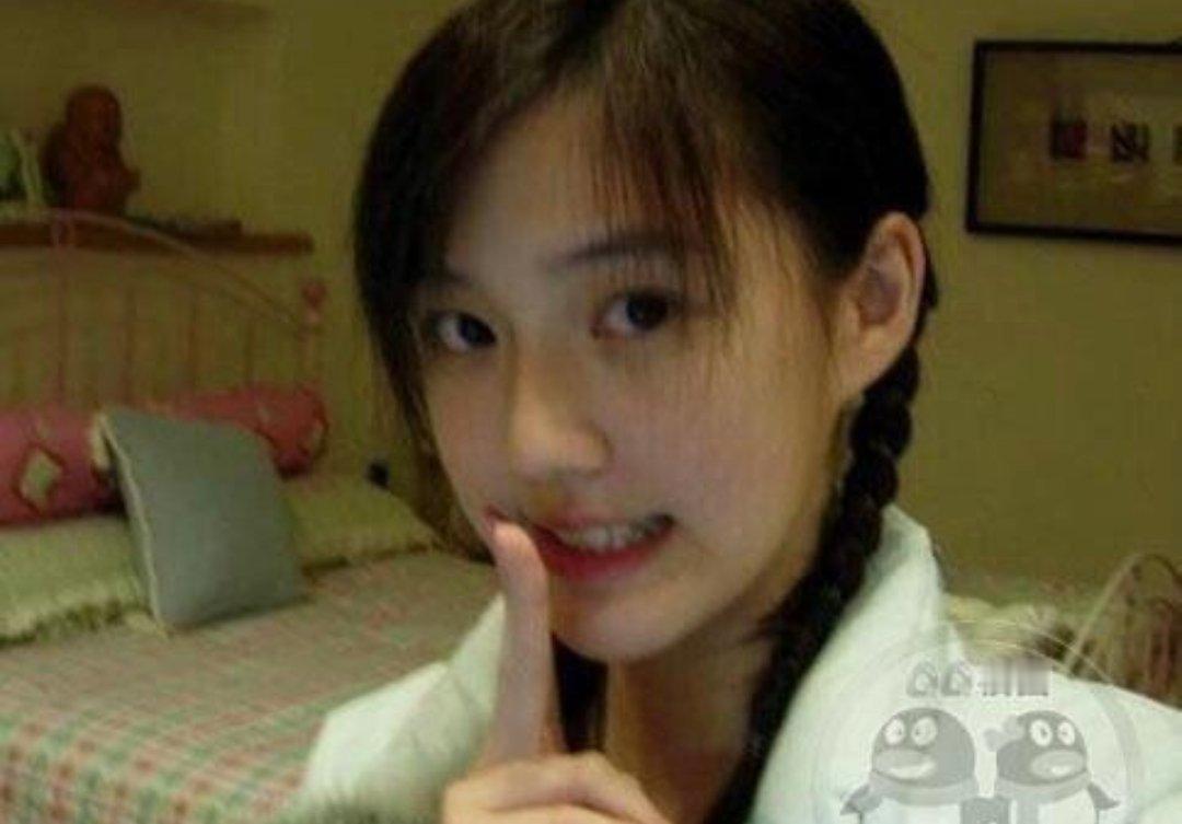 当年觉得她是很洋气的漂亮 ​好完美的脸 ​​​