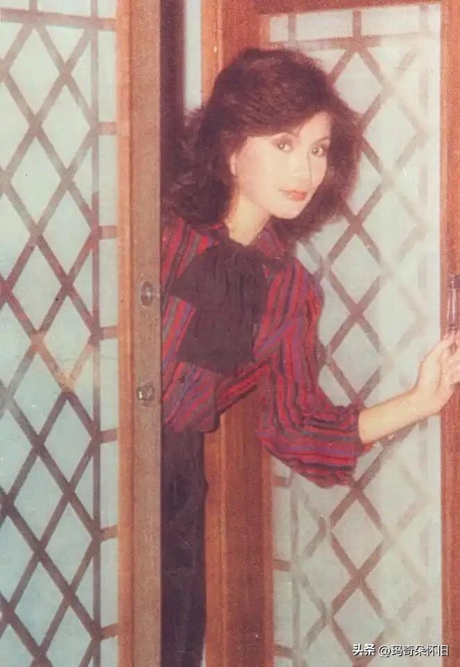 🎆谁的DNA动了？是阿翁的新春限定模样。
一身条纹衬衫配丝绒裙，利落又娇俏。