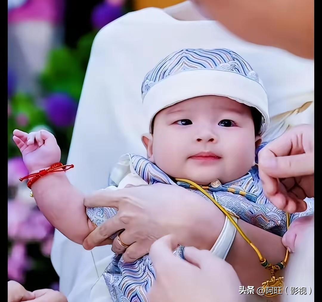 汪宝儿百日宴最让人动容：
是祖孙温情瞬间，兰姐特意为小孙子送上寓意平安富贵的金锁