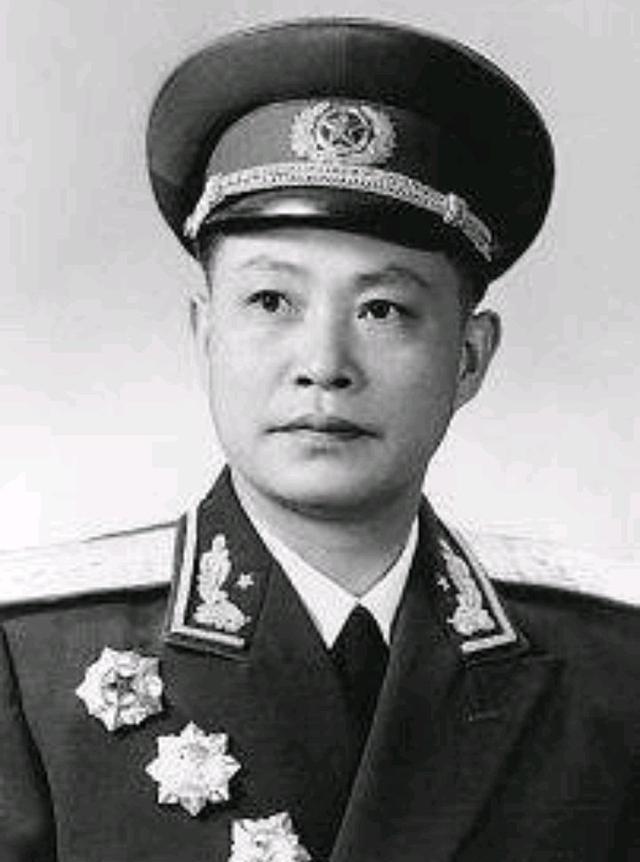 [微风]1938年，日军制造了高洪口大屠杀后，黄新廷想要报仇，但贺龙不许，并且还