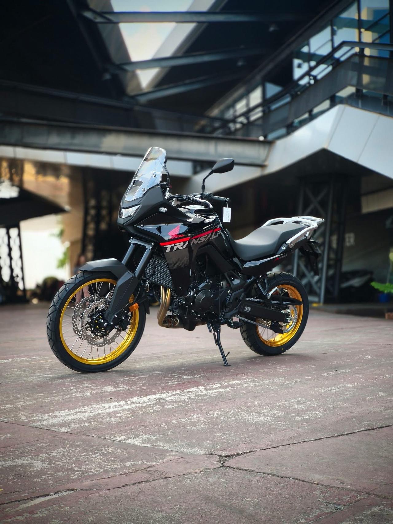 XL750 Transalp是一款出色的“全能型”摩托车，配备强劲引擎，无论是公