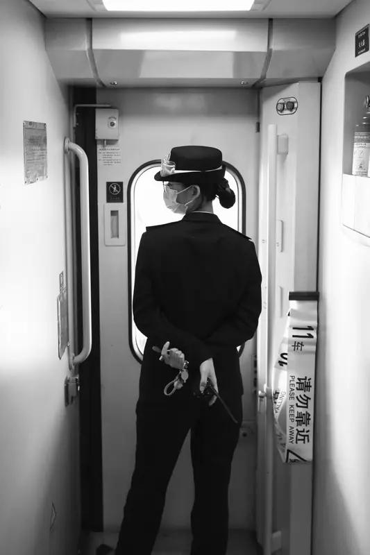 女子单独坐过夜火车被乘警拉进群，这事儿挺暖心的。乘警这操作，就像给独行的女子加了