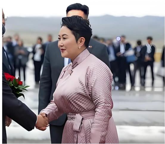 蒙古国这位女外长，越了解越觉得有意思。一般人印象里，一个内陆国的外交部长，履历表