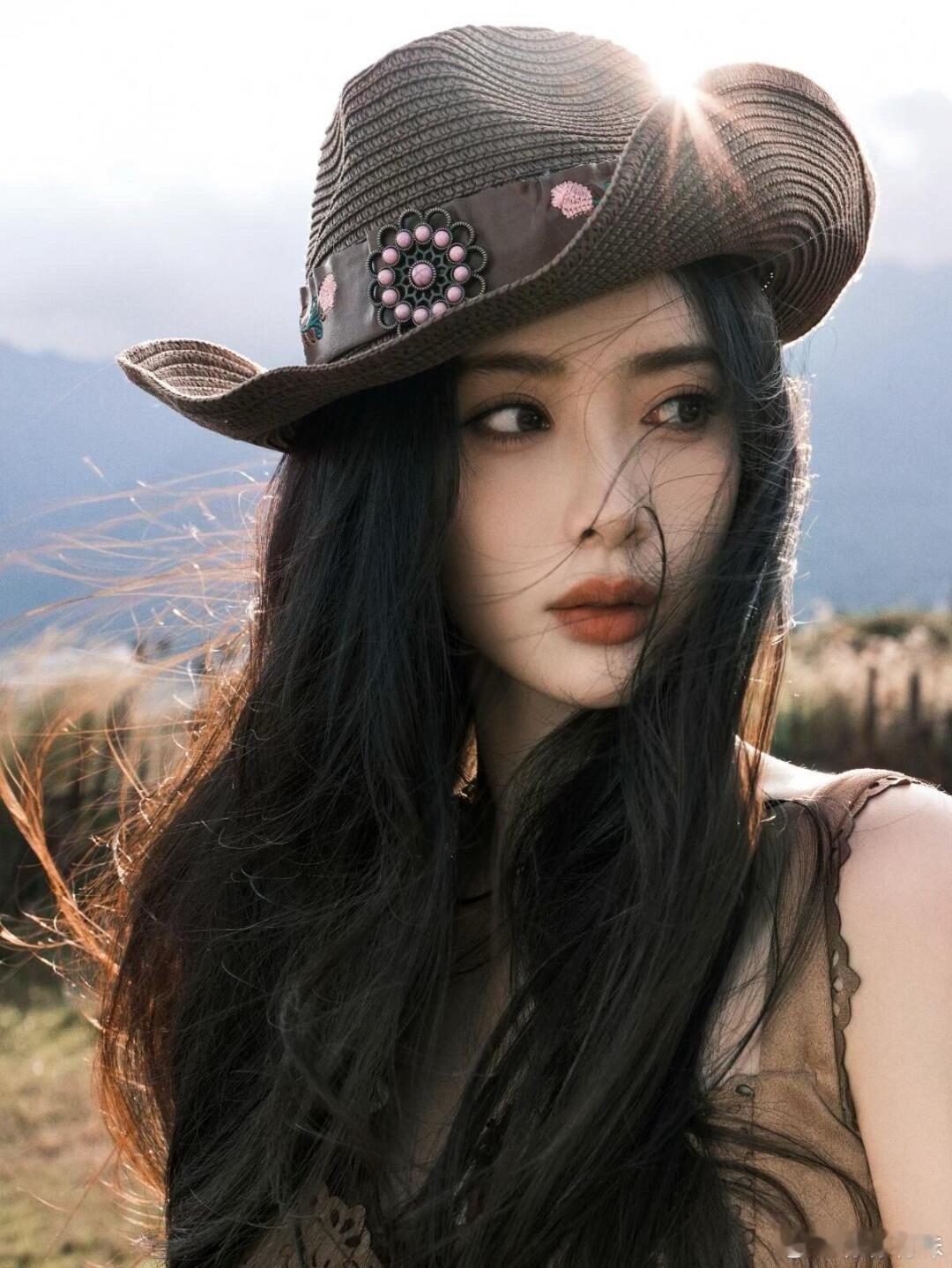 孟子义[超话]  孟子义的这身美拉德色系西部牛仔风又美又飒。这种牛仔加短裙的打扮