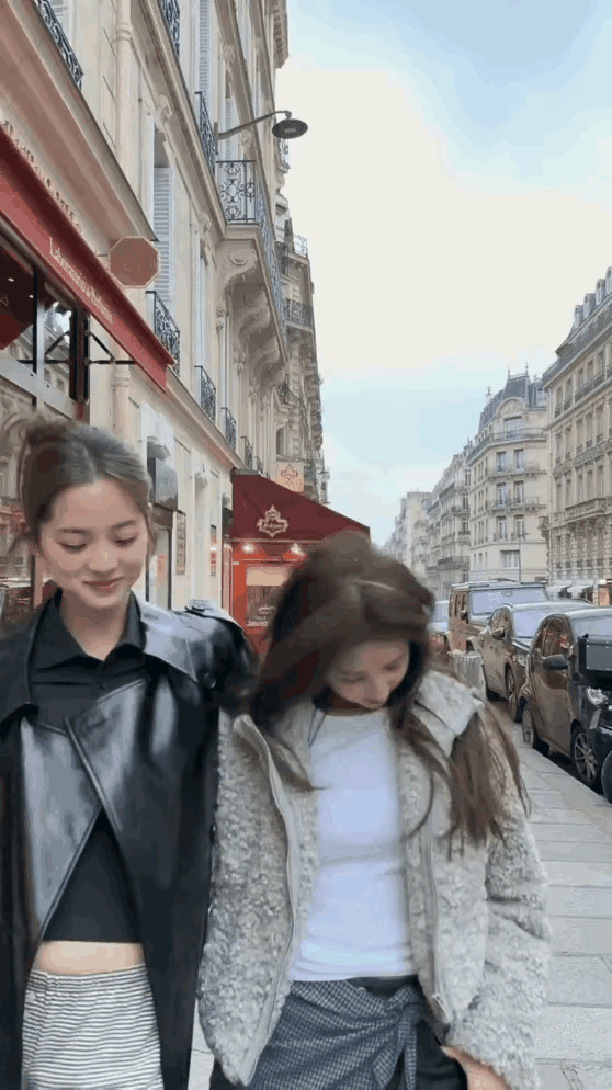 这姐妹俩

谁更适合当明星

一目了然了吧

欧阳娜娜头小脸小，五官精致，笑容满