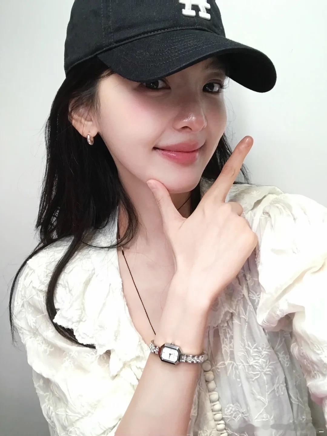 章若楠[超话]  zrn章若楠百丽品牌代言人想写一封情书 送给未来的你. 𝓘 