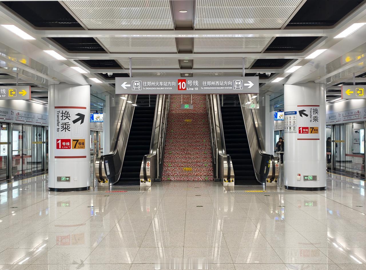 列车载着努力的你飞驰，窗明几净的车站也在等待着你的到来，新一天的忙碌，正式启程了