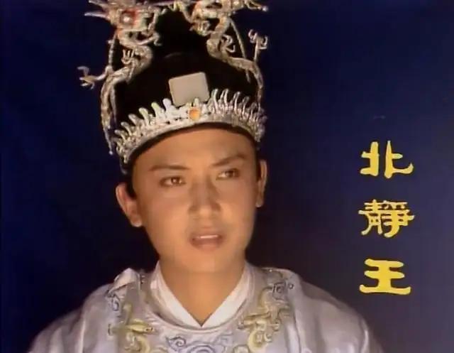 北静郡王即北京君王，隐写大明皇帝。大明以“水木火土金”五德为字辈，五德循环并不仅