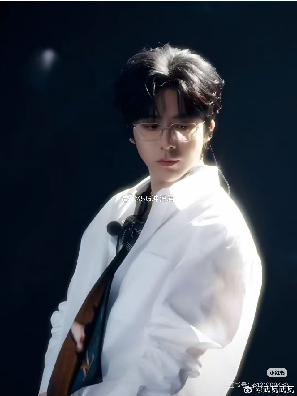 刘宇宁腿长走的就是快刘宇宁南京站彩蛋 刘宇宁南京站海报依旧夯，一步就能迈上升降台