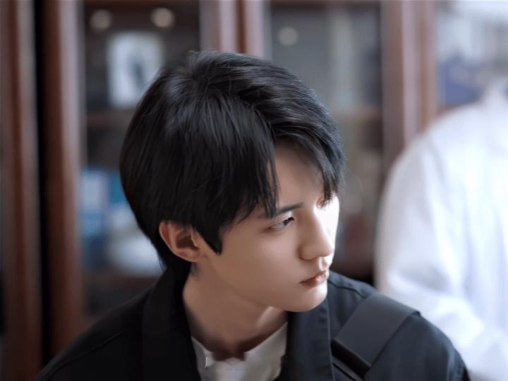 周翊然明盛原生家庭的痛易燃好适合演这种爹不亲娘不爱的破碎缺爱的小男孩，明盛和他父