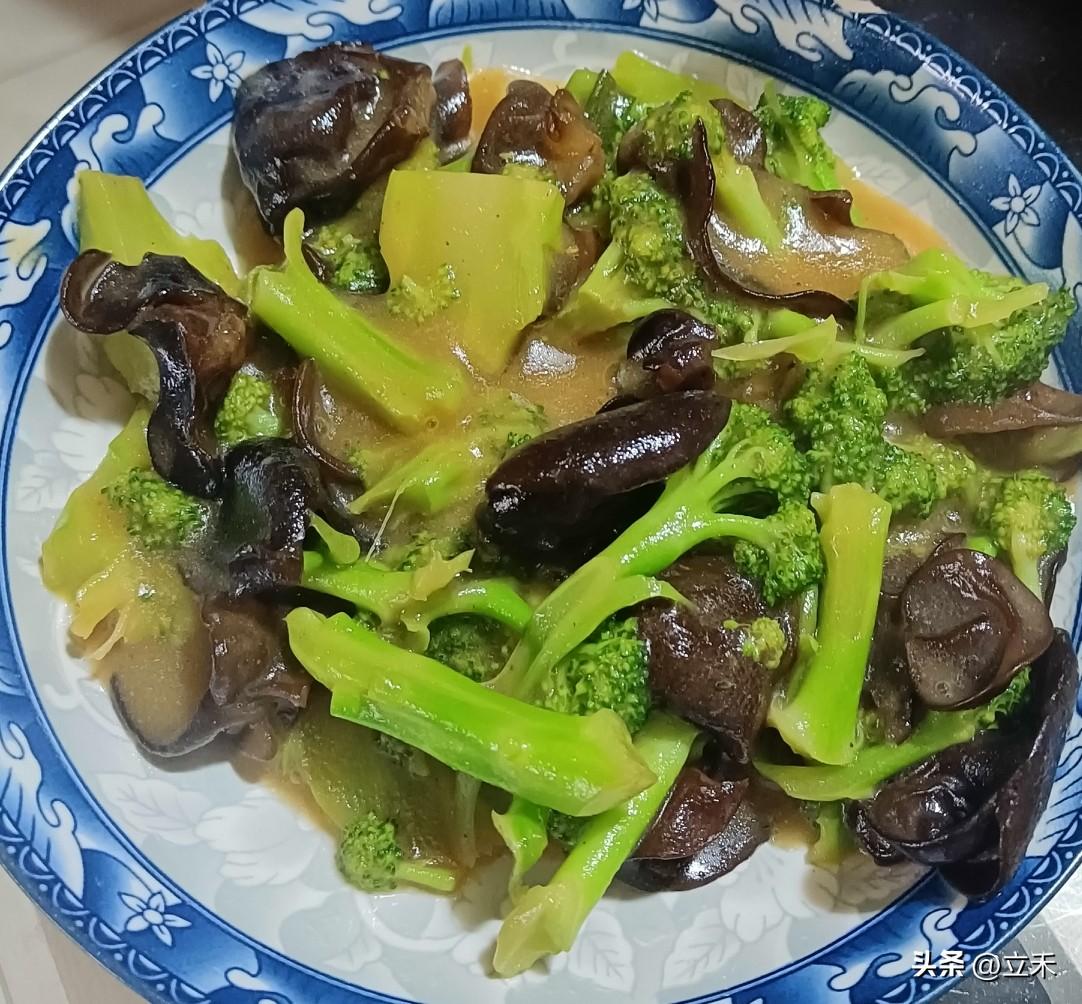 上午在市场买了一个西兰花，回家把它清洗干净，然后用水烫一下，和泡发好的木耳一起炒