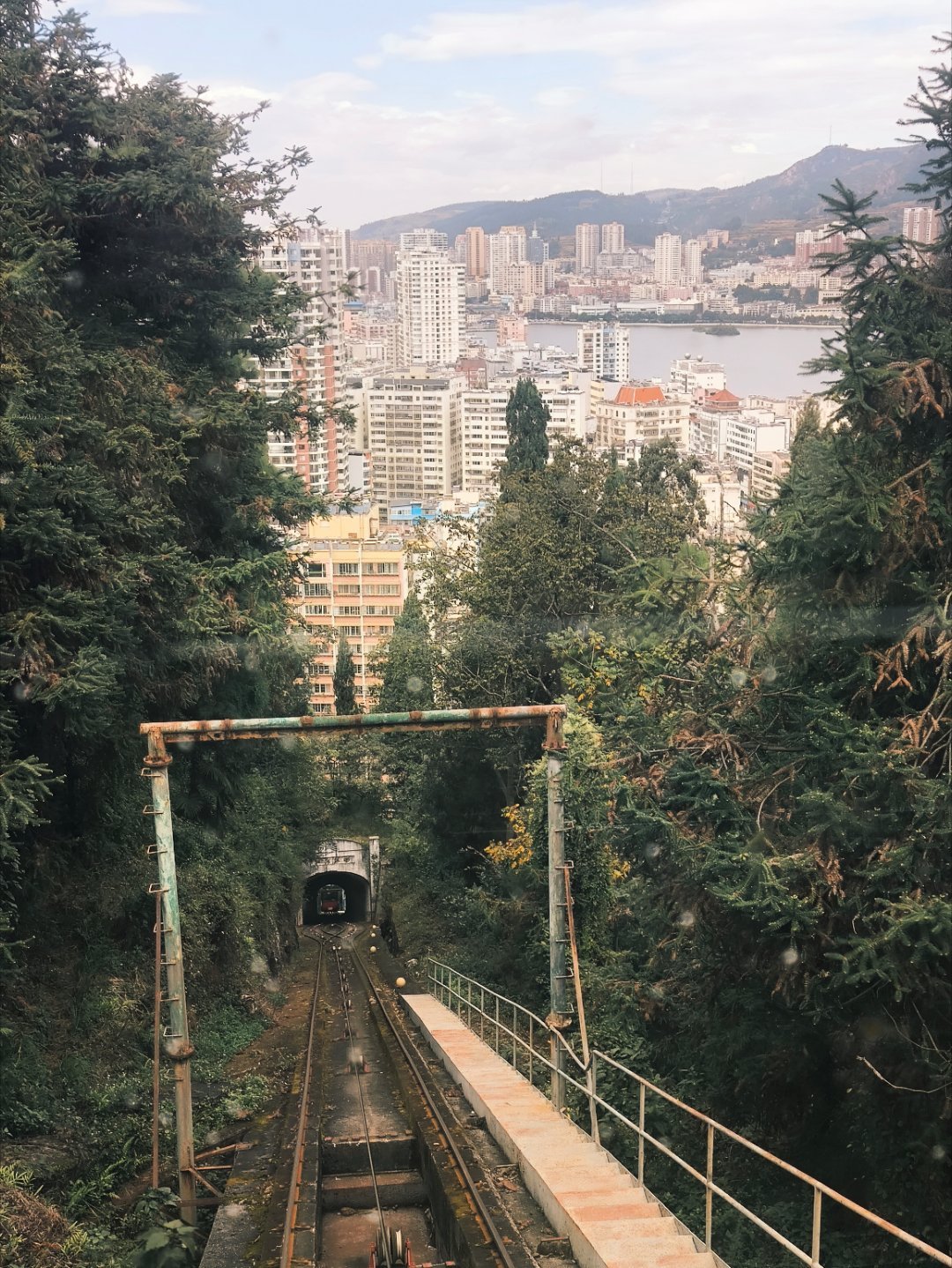 第一次在国内坐这种复古地轨缆车，“小香港”的说法确有几分道理  ​​​