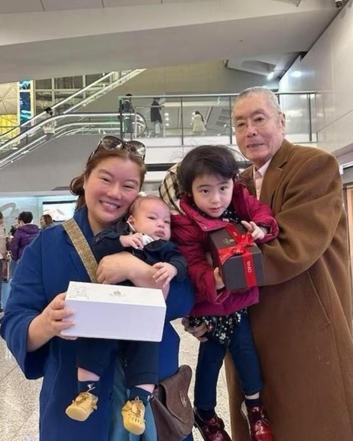 钢琴大师刘诗昆也是“老夫少妻”组合，妻子孙颖比她小37岁，不过因为刘诗昆保养得当