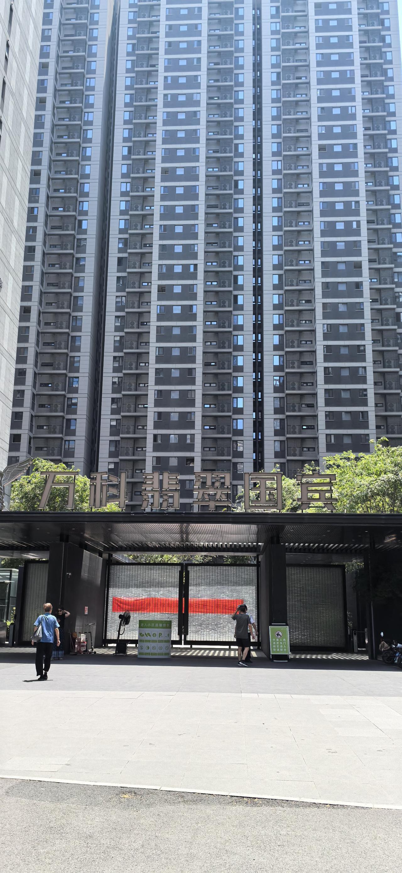 今日万科翡翠国宾隐形光纤项目顺利完美落地完工。受到客户一致好评，临走时热情的送我