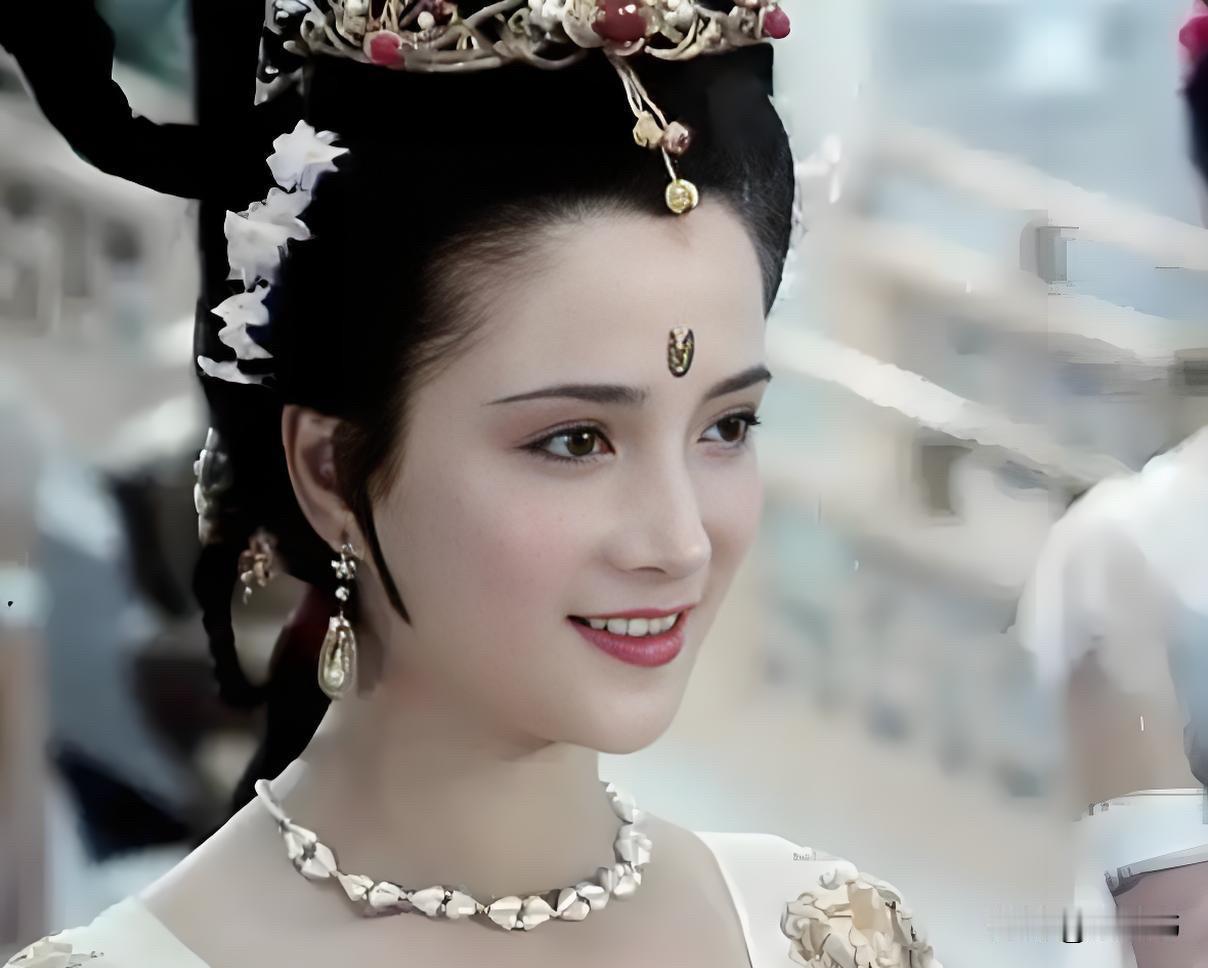 美人自古如名将，不许人间见白头

荧幕上顾盼生辉的古典美人何晴悄然离世，她塑造的