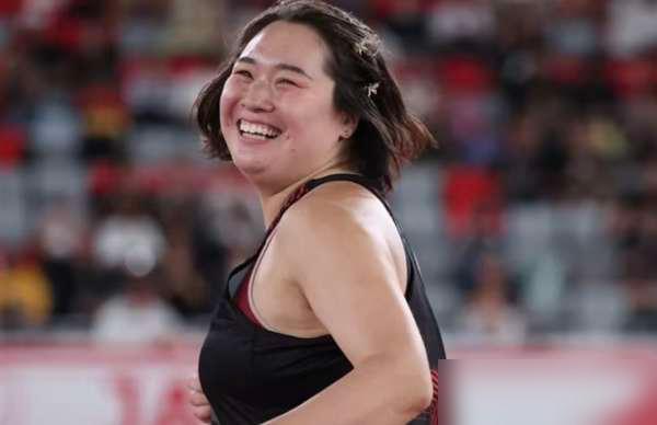 巴黎站女子标枪。

严子怡，第一投。

67米44。

直接拿下冠军。

对手什