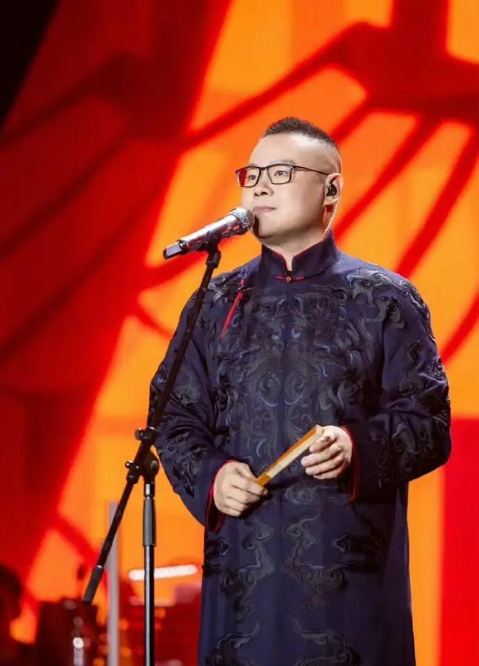 讨人喜爱的小岳岳今年还上不上春晚了？当然说的是上央视春晚。观众们应该还是很期待他