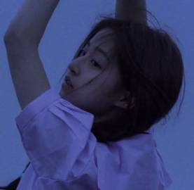 柔情依依，如柳枝摇曳，依依多情，惹了情思。