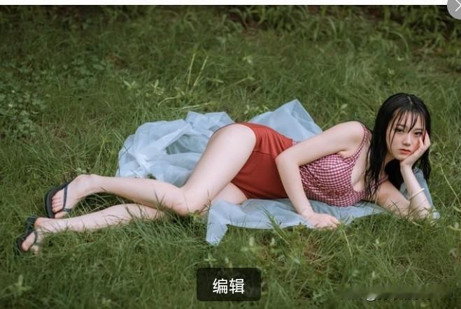 溪光映笑颜，山水藏温柔
 青山叠翠，溪水悠悠，佳人沉默躺于溪岸，眉眼间皆是山水的