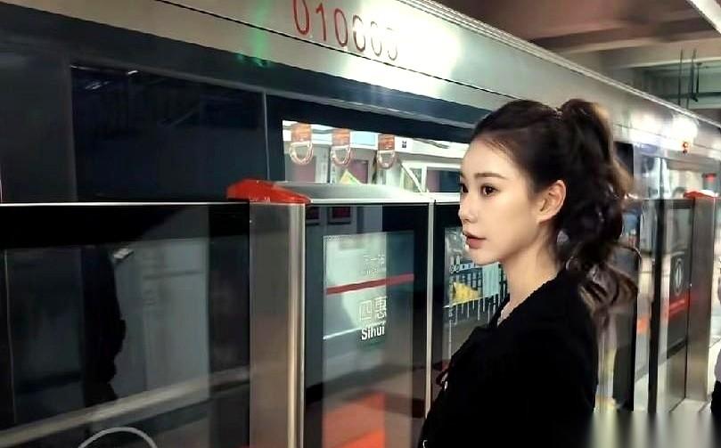 地铁里那句“今年冬天我们都要好好的”，不知道怎么回事，一下子就把我整破防了。
一