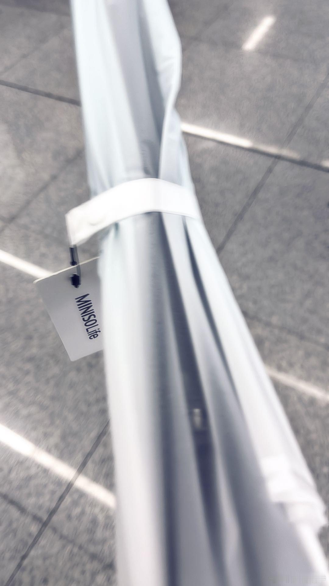 刚买完伞出来 雨就停了 真有你的 ​​​