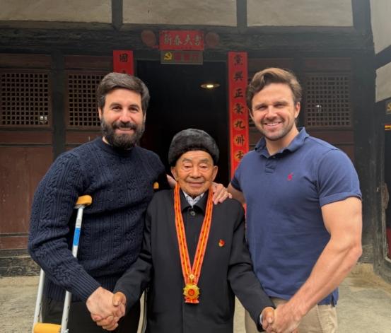 美国共产党主席专程赴贵州，只为见这位90岁中国老党员！近日，美国共产党主席哈兹·