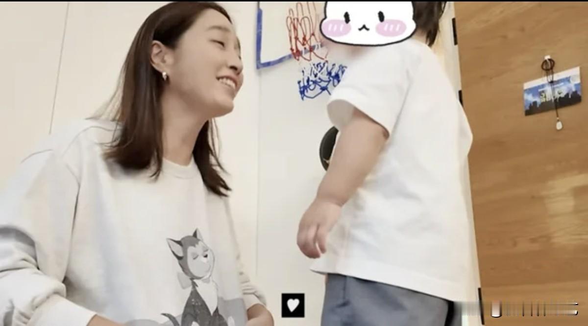 近日，演员李秉宪的妻子李敏贞在YouTube频道上传了一段视频，2岁女儿书怡首次