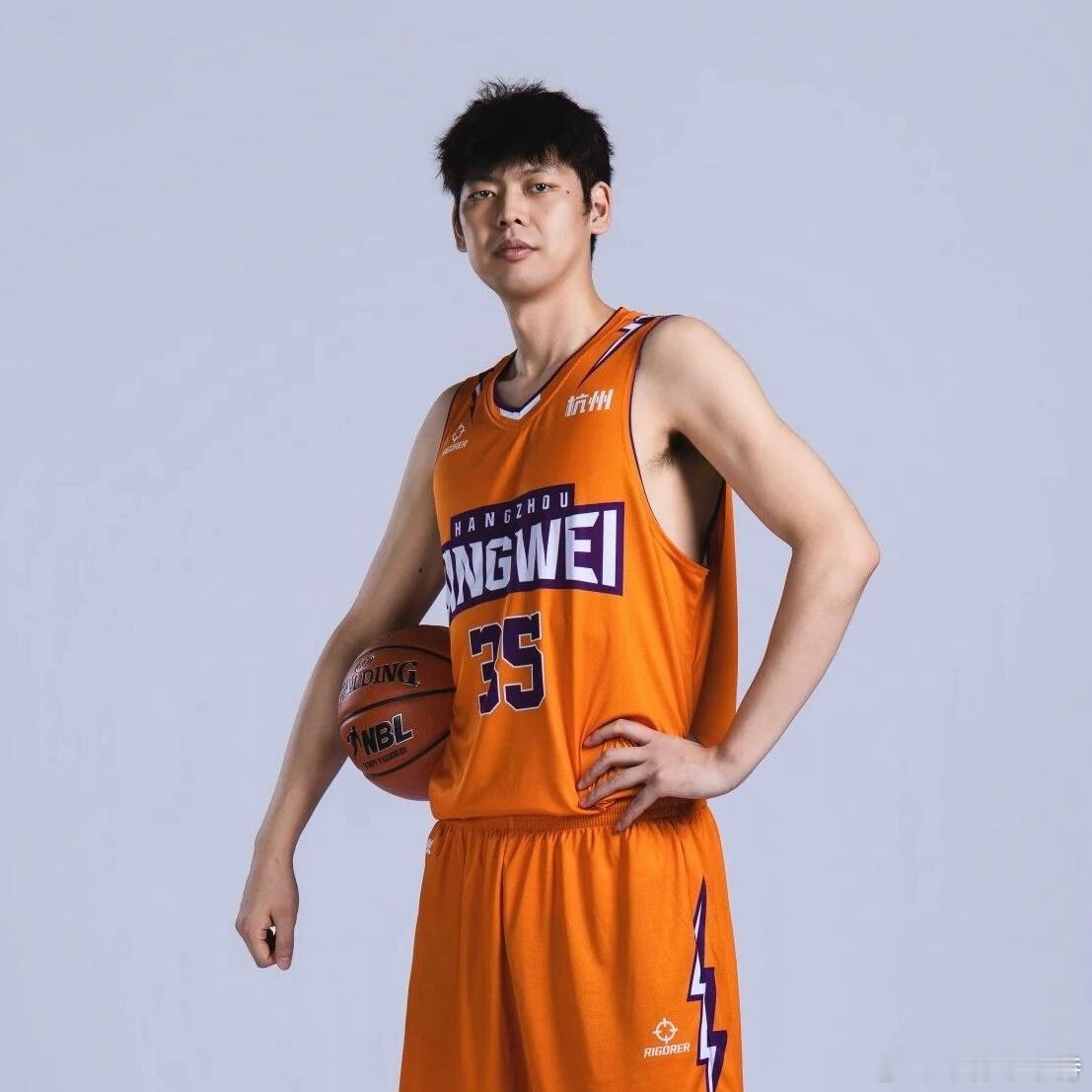 朱荣振NBL首秀拿到27分9篮板，阔别职业赛场一个赛季之后，他加盟了NBL新军杭