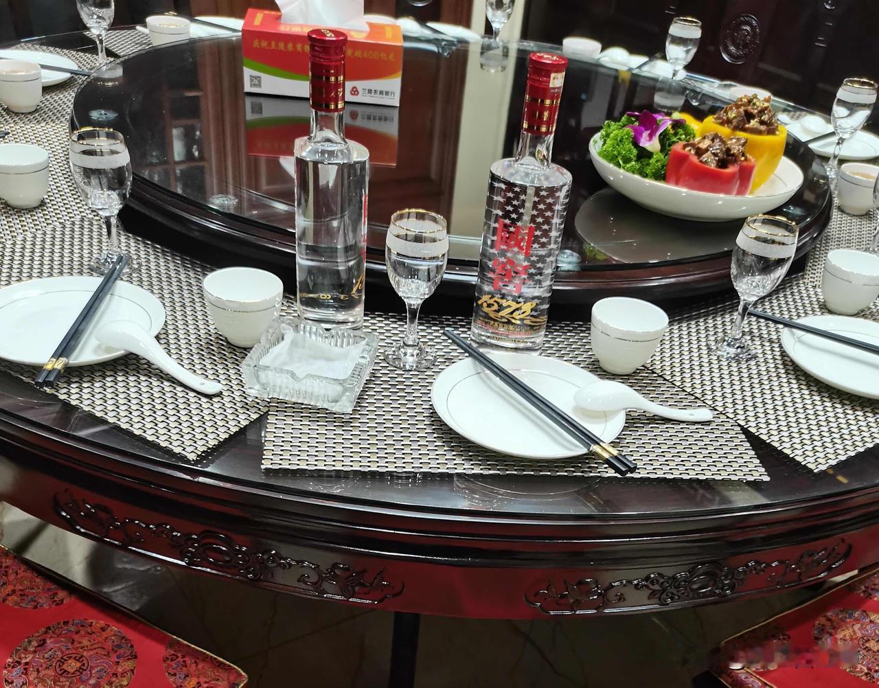 中午招待客户，菜金安排了800元的，1573国窖喝了一箱多。这样算起来一顿饭50