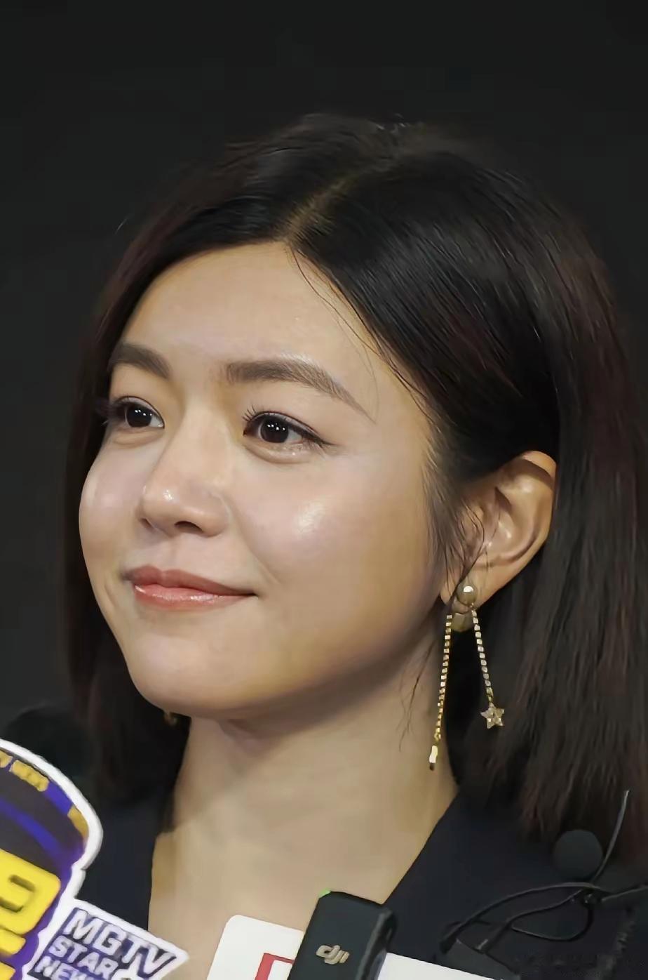 直到看到陈妍希生图，瞬间不理解陈晓了！生图都能漂亮的得如此不可思议，皮肤这么好，