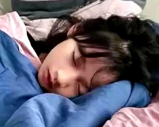 连守7个通宵，这爹当得硬气。
单亲带个13岁的闺女，半夜孩子说“有人摸头”，换谁