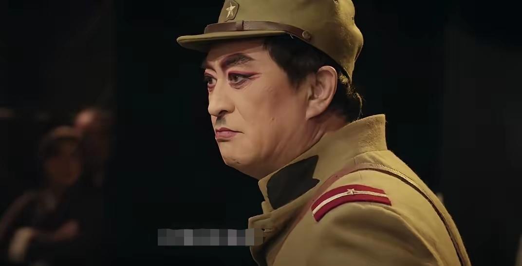看到张嘉益这个造型简直把我笑出鹅叫。人家张嘉益再怎么看，也是长的很正面人物的样子