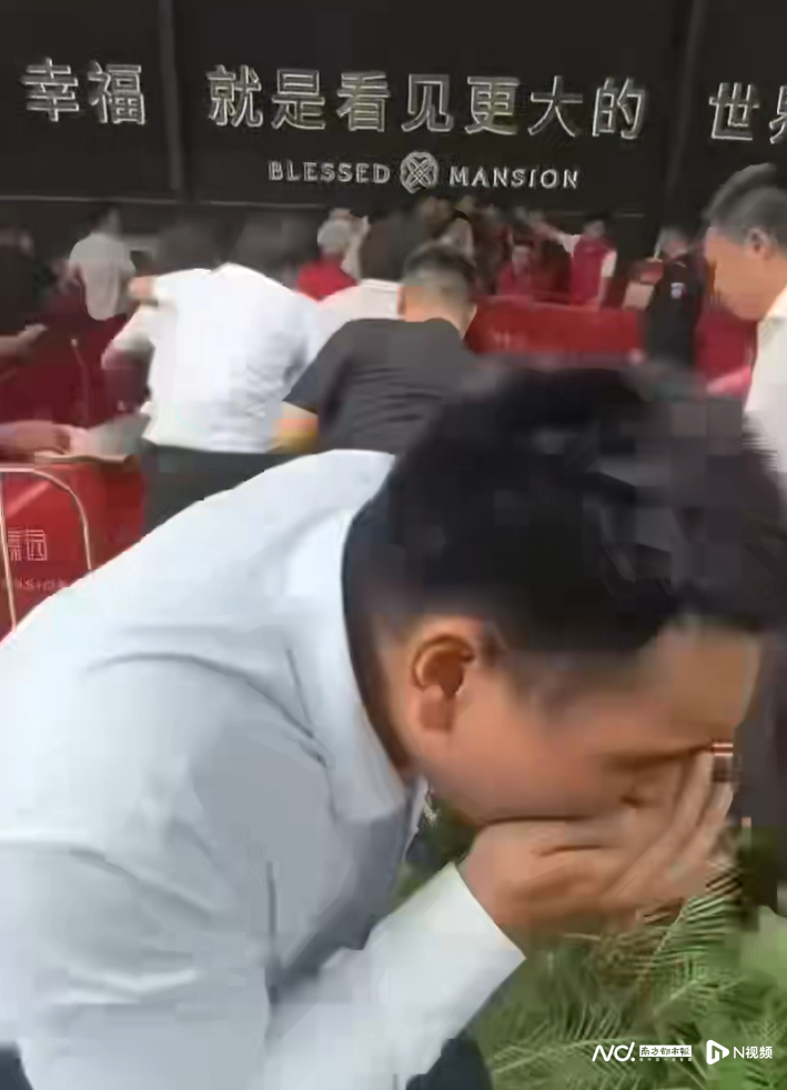 #用辣椒水驱散购房者保安被拘留#【深圳“辣椒水抢房”闹剧收场：信任碎了，楼市该拼