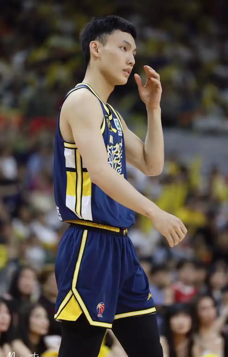 大家发现没，今晚19点35分，CBA常规赛广东男篮主场将对阵广厦男篮，作为曾经季