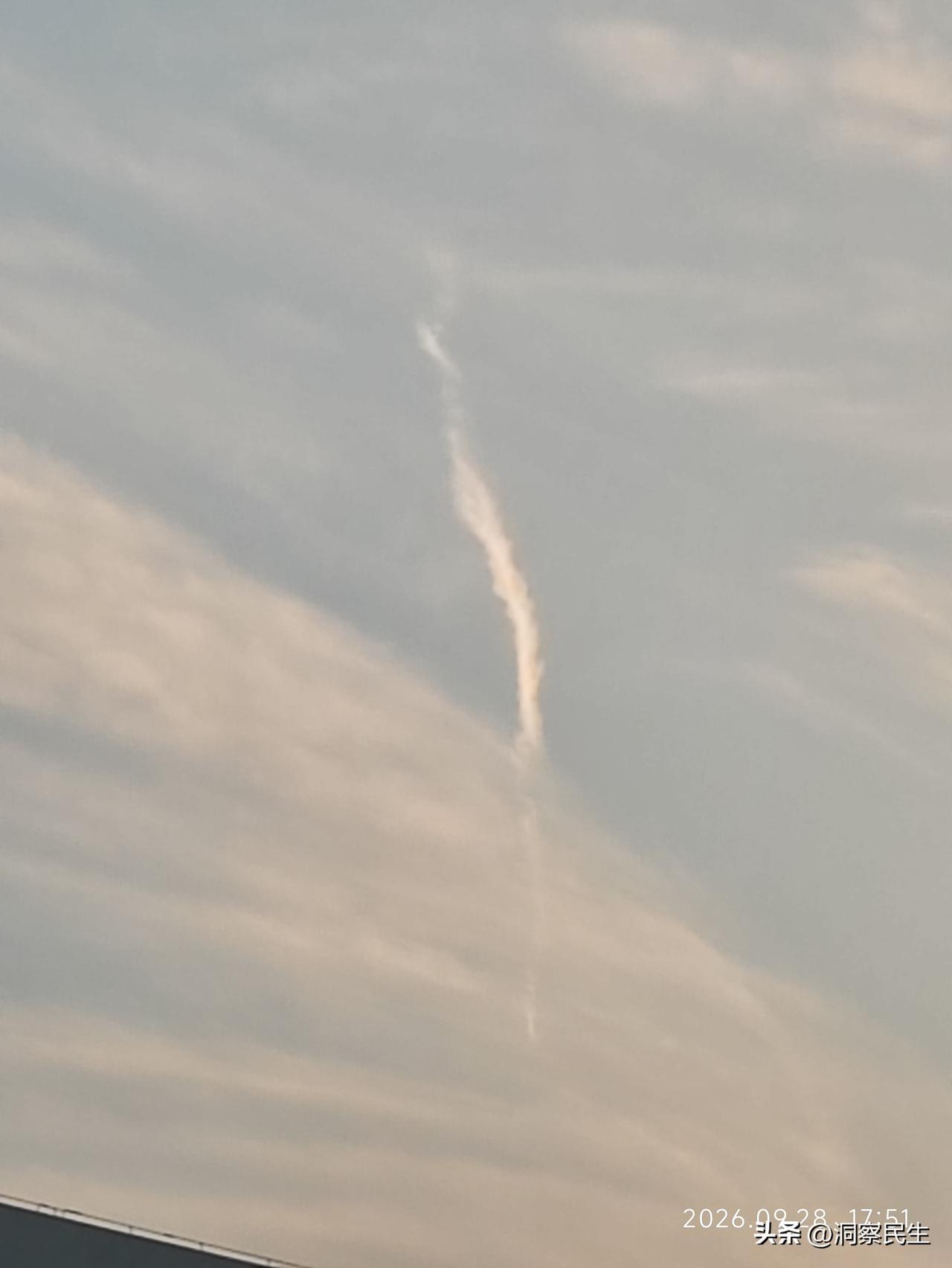 天空中这道长长的白色痕迹，是飞机飞过留下的航迹云，也叫飞机尾迹。高空温度很低，飞