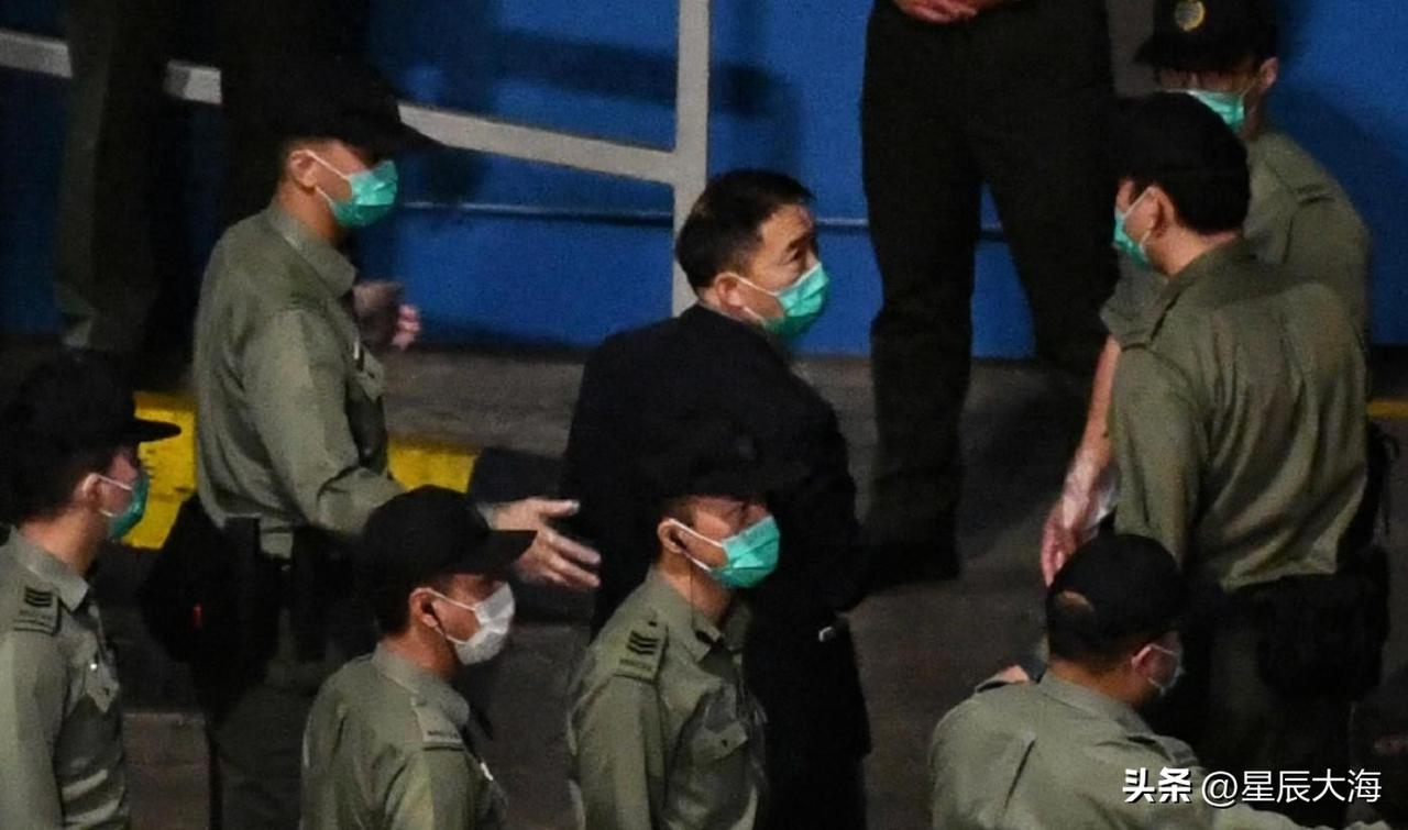 大快人心！
乱港头目蹲完牢投奔英国，刚落地就被狠狠打脸，结局太解气
 
真的印证