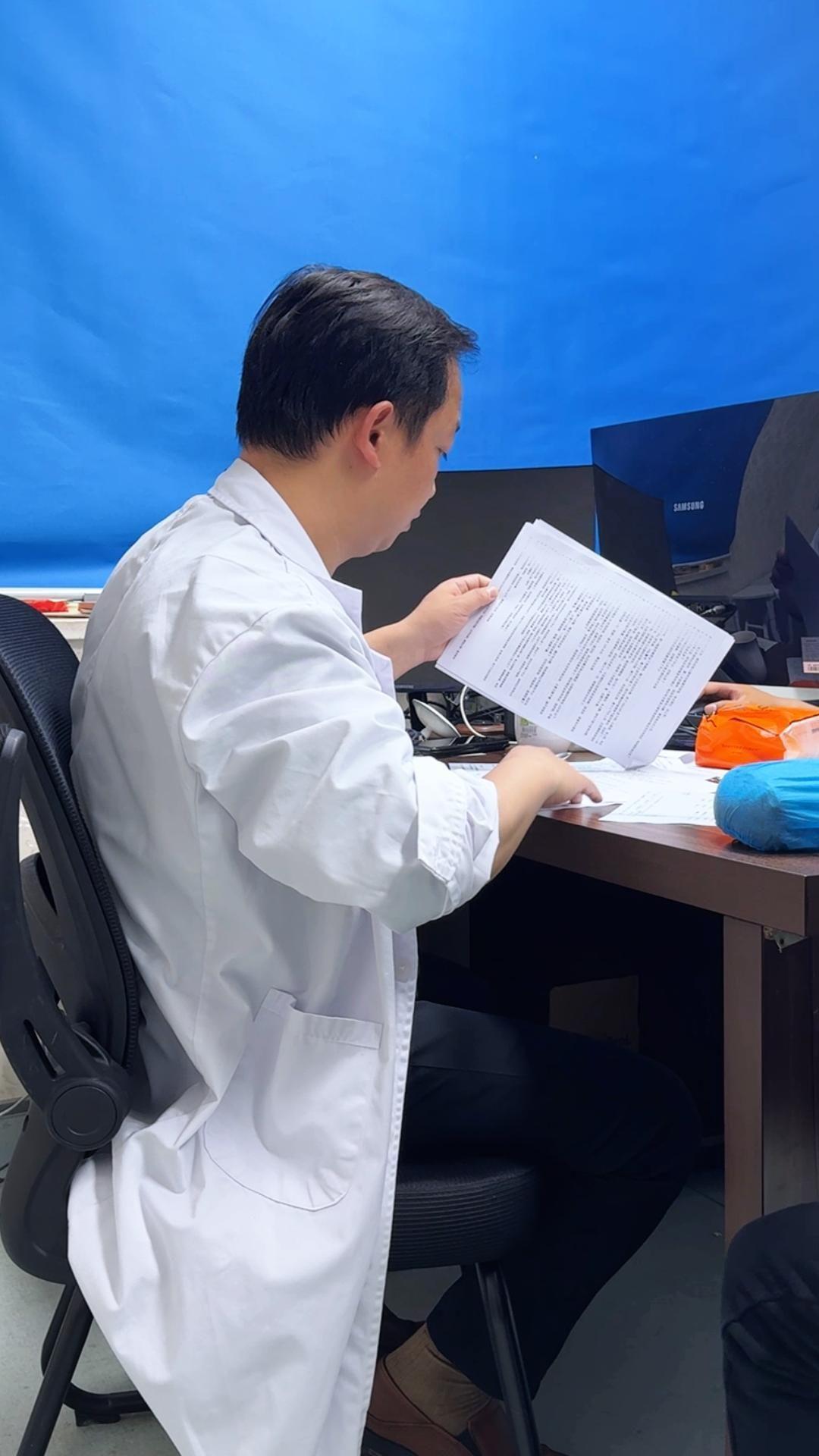 潴留的胃痛。这是一个典型心胃相通的案例。患者是一位七十岁女性，三天前...