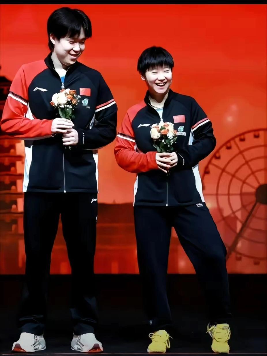 我果然没有猜错，
不出意外，这个照片会火🔥
一个笑的特别甜，一个笑的特别阳光，