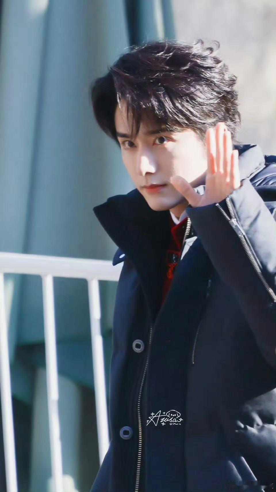 张新成和我对视这一眼 对视一眼，心动万年！张新成春晚彩排时看向镜头的眼神太戳人了